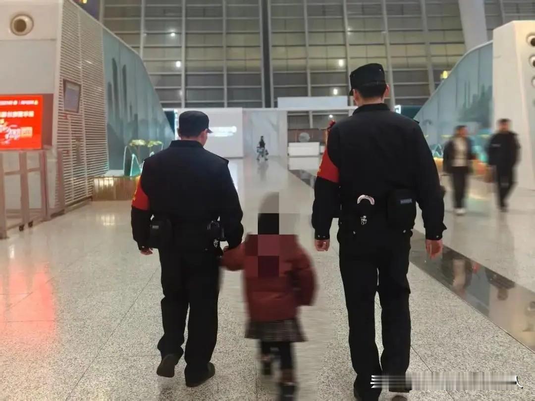 杭州东站的这个妈妈，虽然丢了2个孩子，但遭遇却让人同情。

这位妈妈独自带着三个