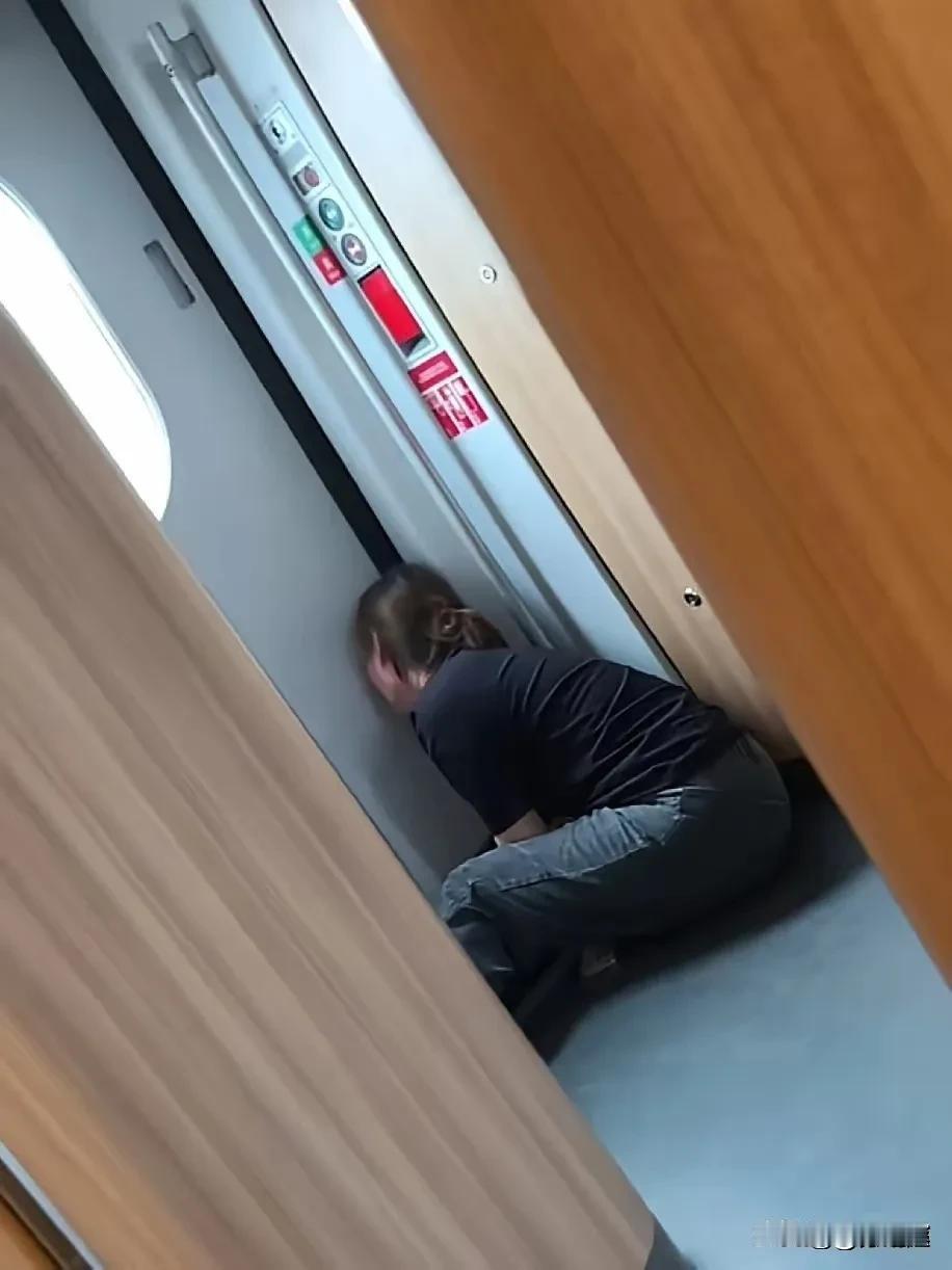 此时此刻，任何安慰都是苍白无力的，唯有放声痛哭。28日开往江西的列车上，一位母亲