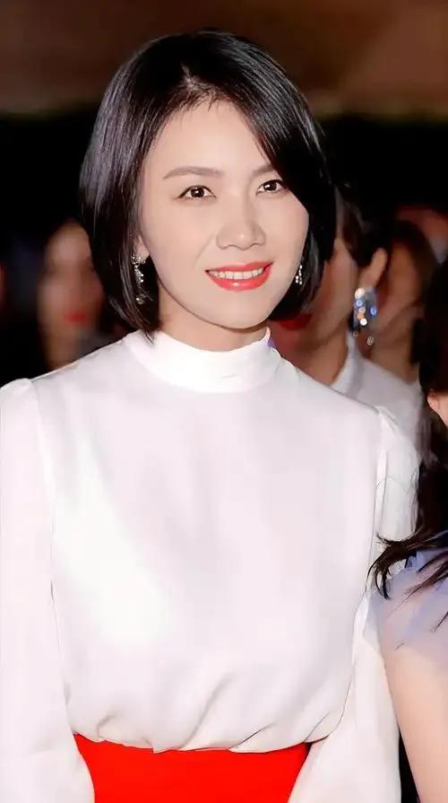 2014年，曹曦文嫁给马来西亚富商，婚后产下女儿，但因长期异地和家族观念等矛盾，