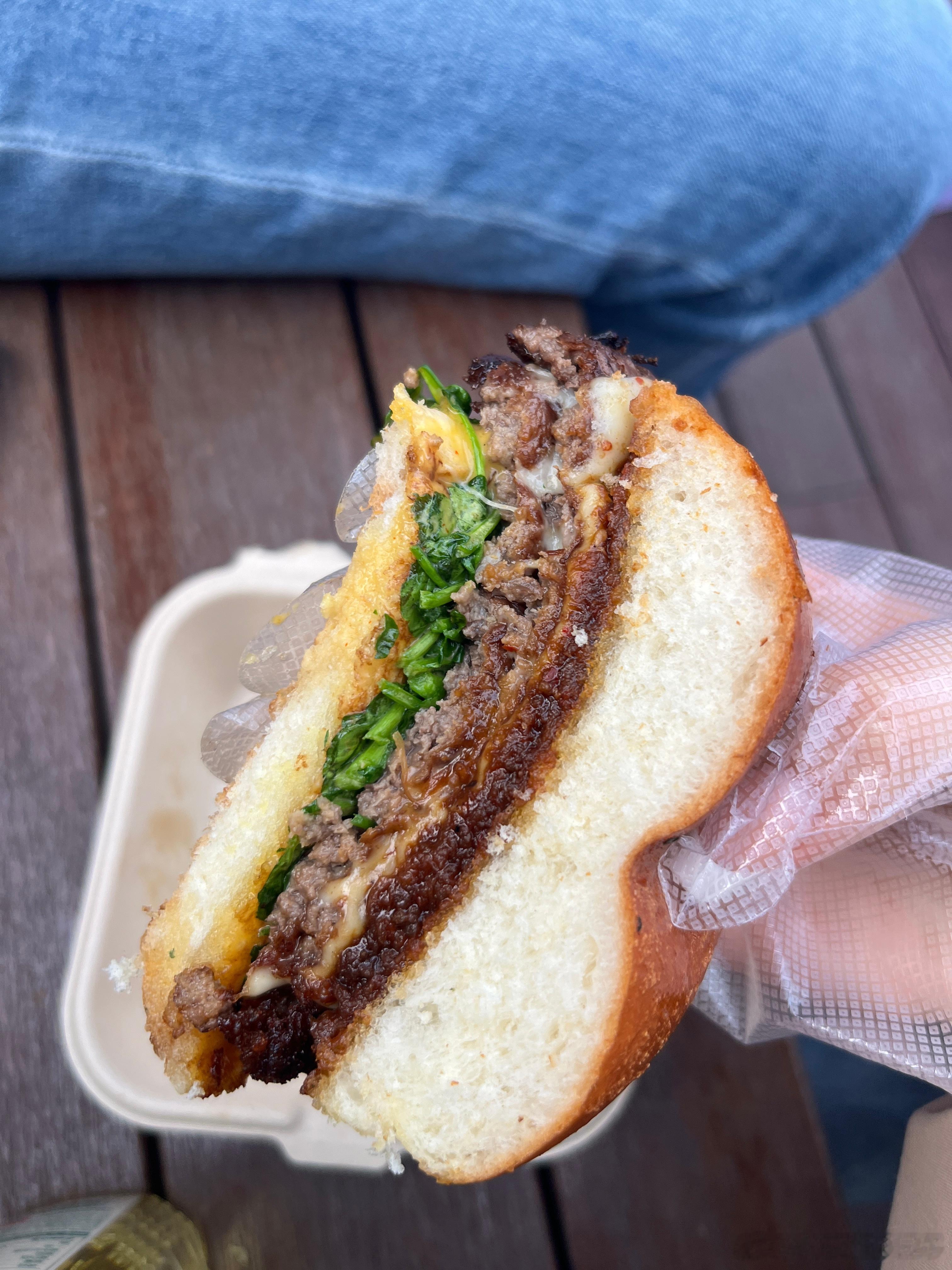 爱吃汉堡🍔 爱吃面包🥖汉堡节和面包节都开在公司旁边 工作日下班溜达过去吃真是