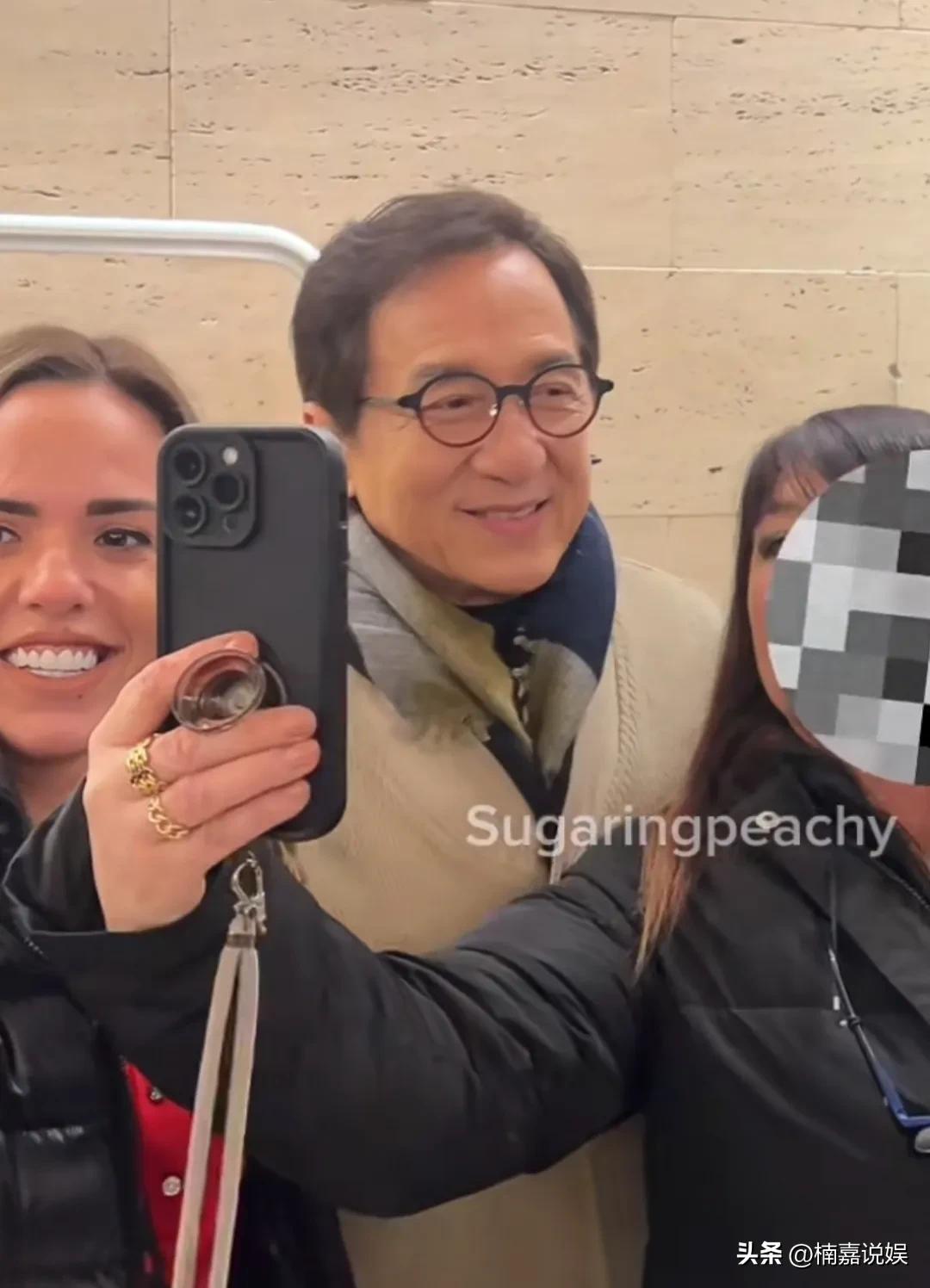 成龙果然是国际巨星，这知名度够高的。
他现身意大利，戴着眼镜，穿着一件杏色中式唐