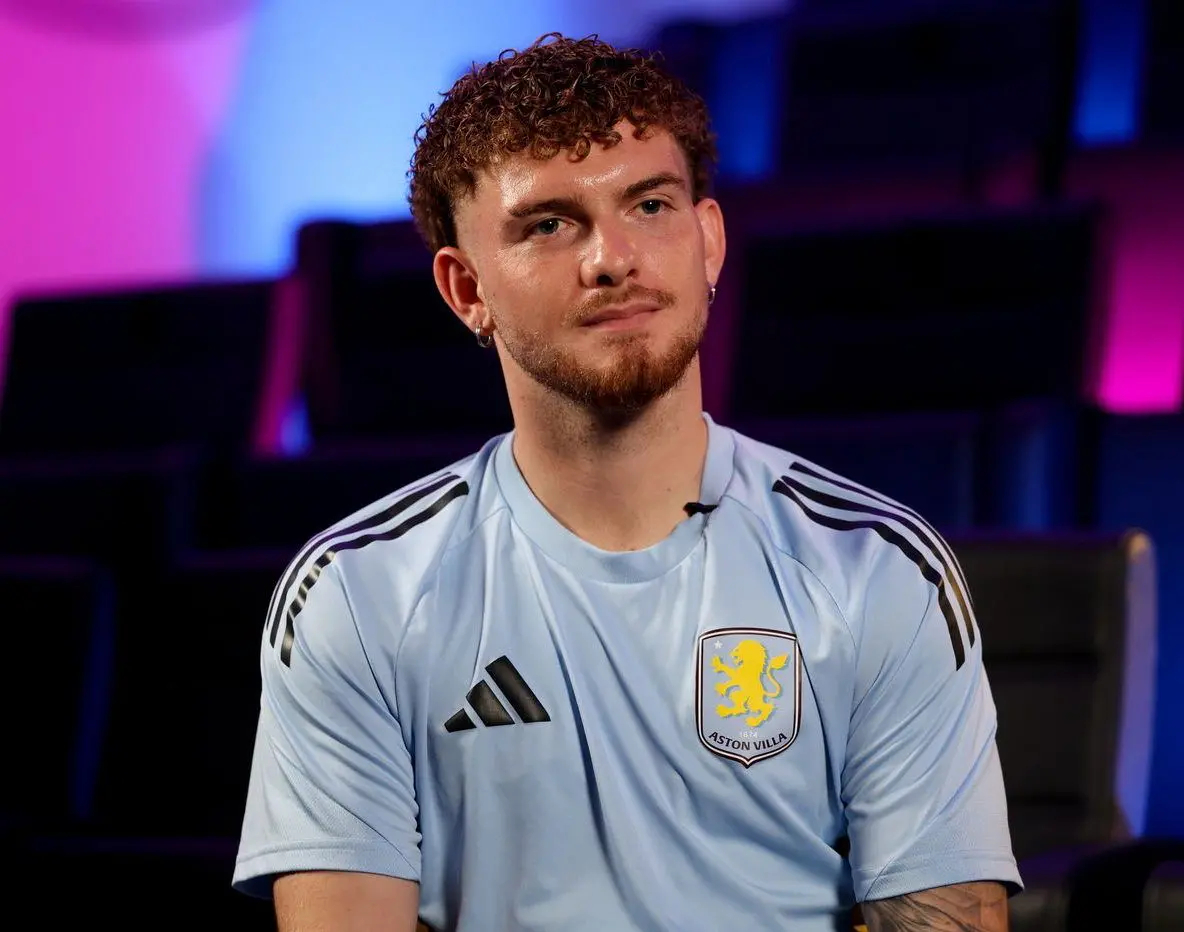 哈维·埃利奥特今夏从利物浦租借加盟阿斯顿维拉后，对自己在球队缺乏上场时间感到沮丧