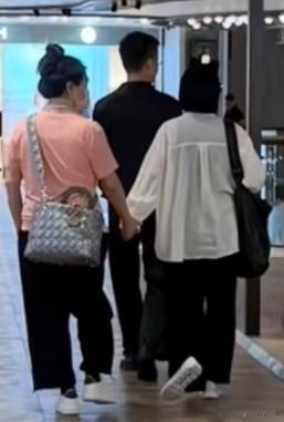 S妈小S许雅钧香港逛街


香港偶遇小S、许雅钧及S妈一家三口温馨逛街。小S头戴