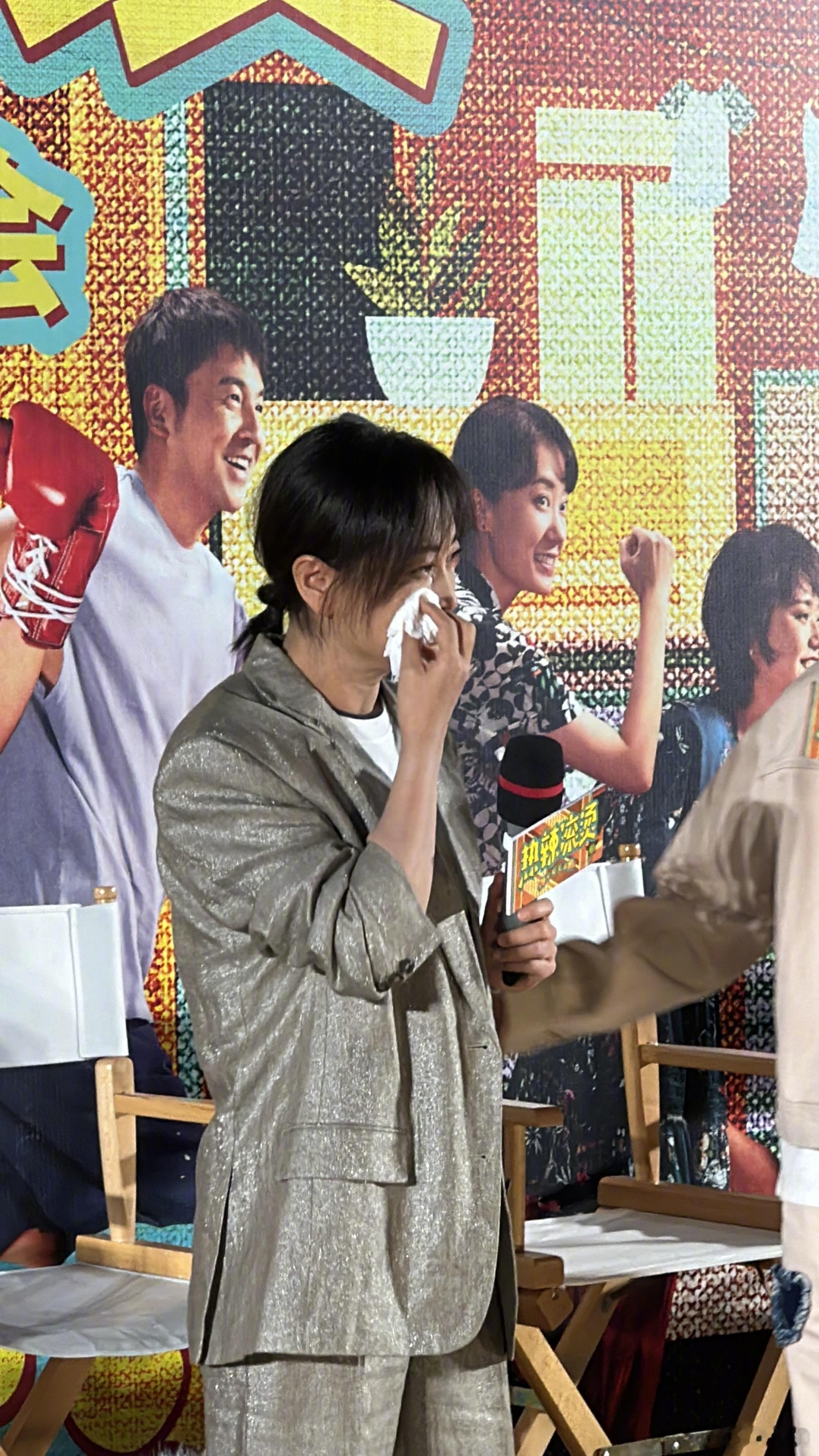 #贾玲哭了#贾玲首映礼现场哭了，说如果自己表现不好希望大家见谅[苦涩]。姐姐你很