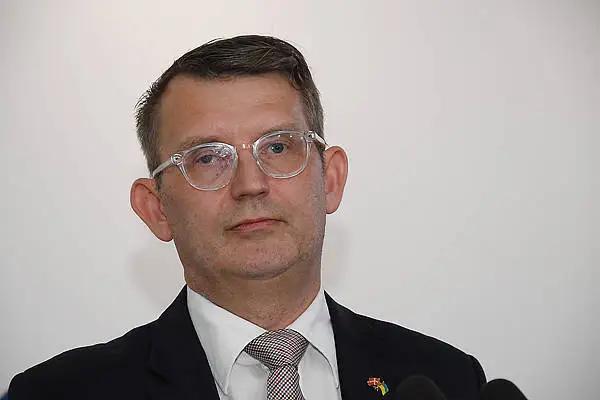 特朗普:美国将向格陵兰岛派遣一艘医院船，去照顾那里许多生病但未得到照顾的人。
丹