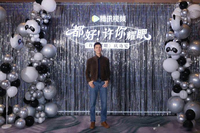 庆功宴既是收官的仪式感，也是新的起点，陈伟霆带着对团队的感恩而来，这份耀眼终将成