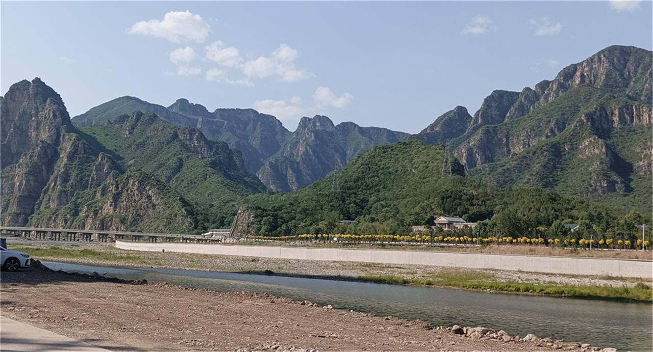 拒马河边“一线天”

在拒马河对面的群山里，有个叫孤山寨的景区。印象最深的景点是