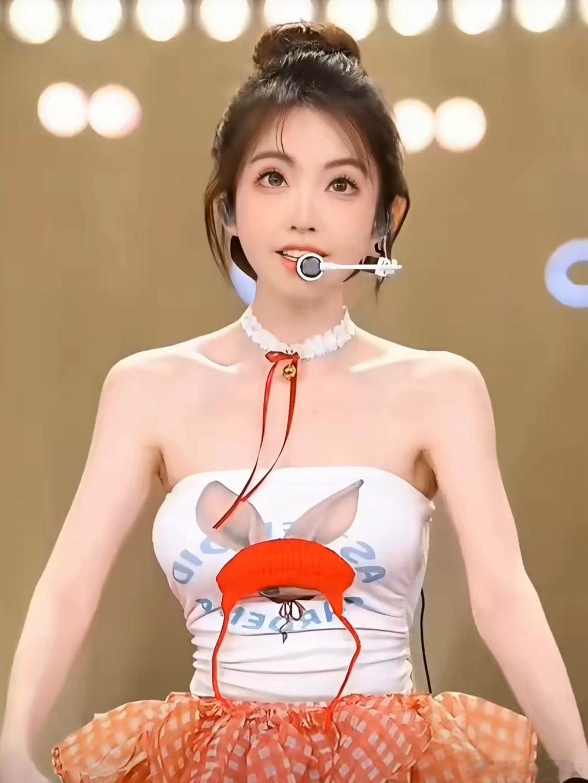 冯提莫因被网友说矮生气了冯提莫直播表演，被网友说她太矮了。冯提莫当场生气说不想唱