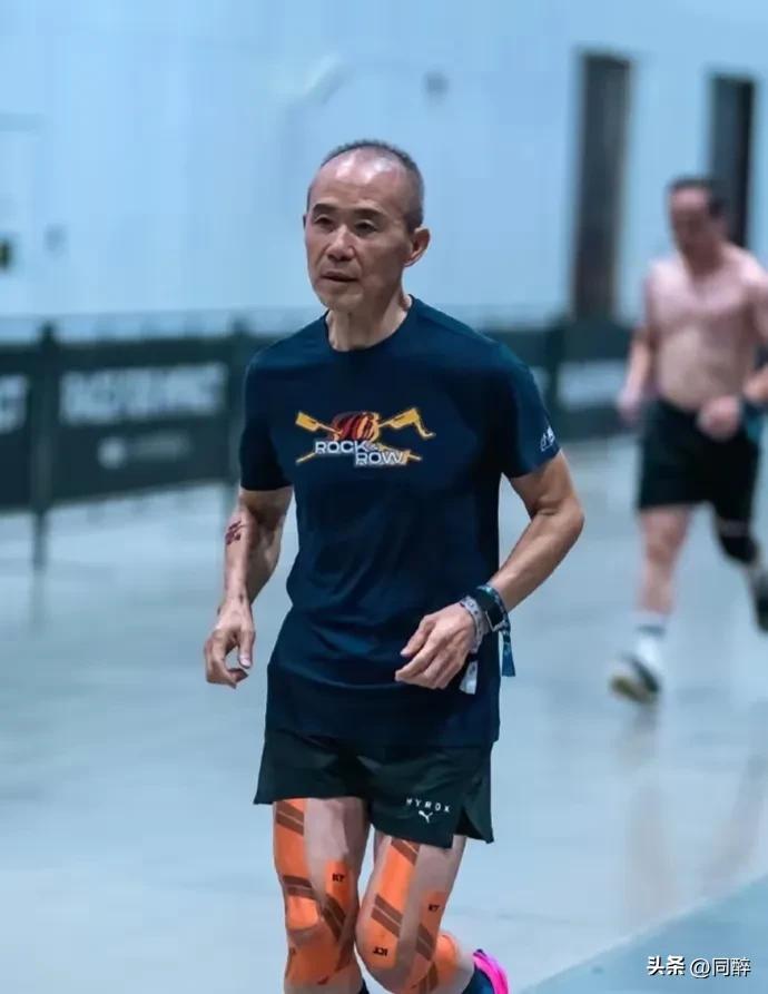 王石七十五了仍然每天坚持锻炼身体，那状态犹如二三十的年青人一样，精神焕发、红光滿