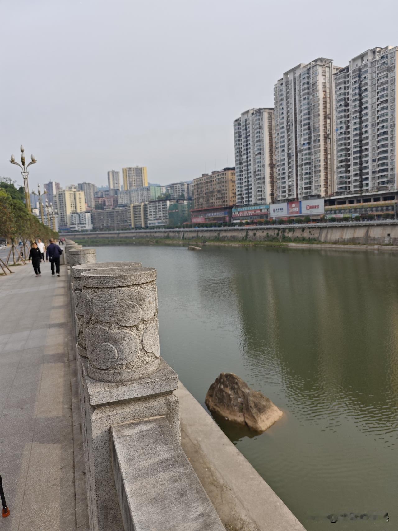 回到老家了，通江河
去买当地特别出名的牛肉饼
还有酸辣粉
今天母亲节，祝全天下的