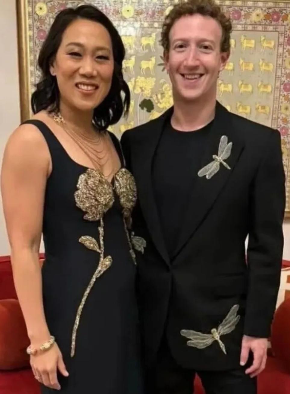 这个女人虽然皮肤黑了点，身姿健壮如牛，其丈夫就是美国富豪扎克伯克 
 
她的皮肤
