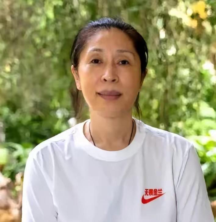 中国女篮主教练郑薇一句话，戳破了李梦的真相，原来我们都看走眼了。郑薇说，李梦是最
