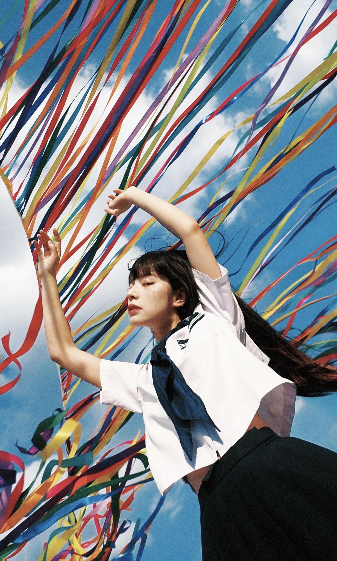 少女生活中的每天摄影记录，留下了各种色彩斑驳的心情图像日记。

被彩色绸带铺满的