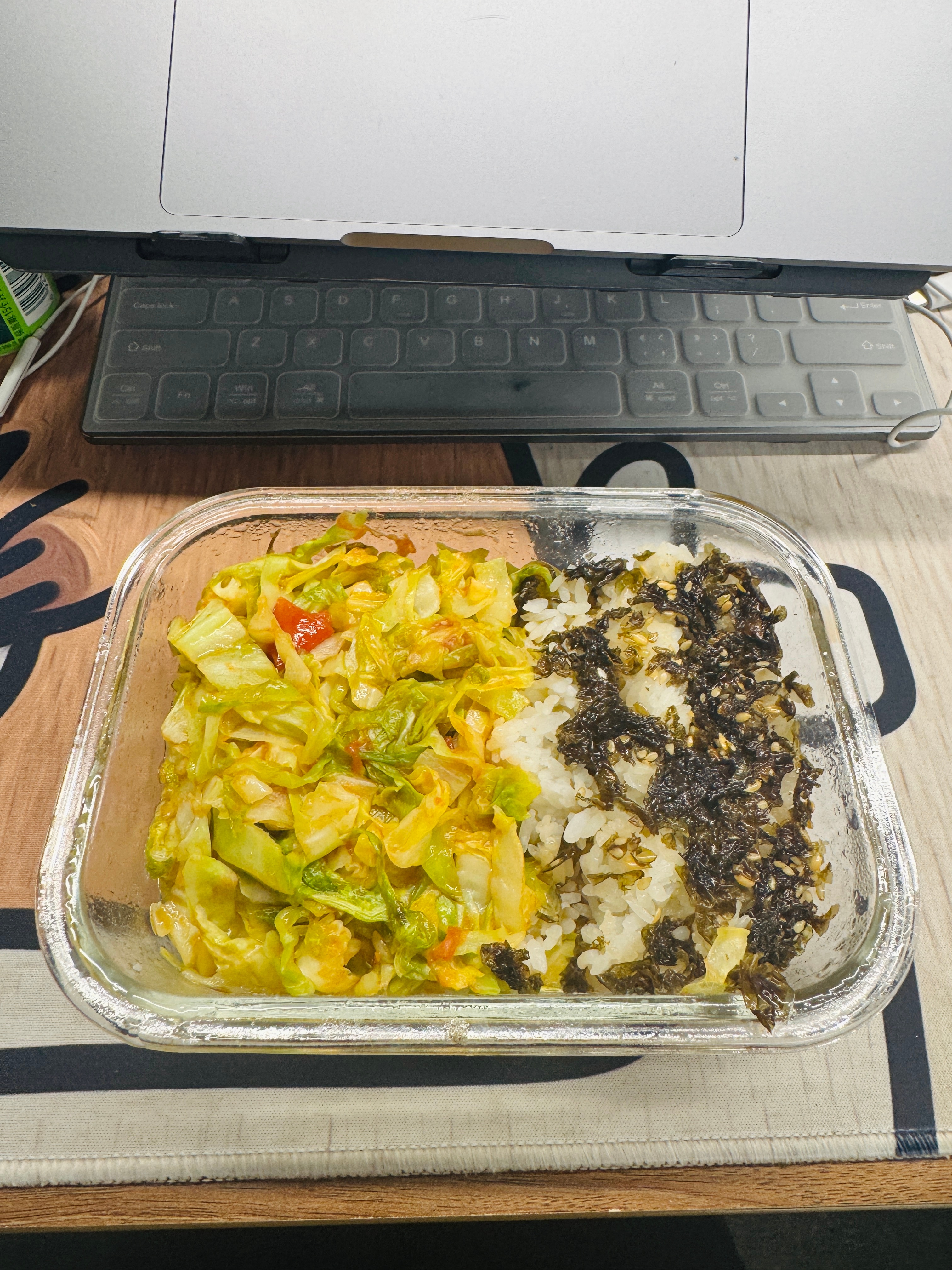 今日工作餐：西红柿白菜丝➕烧鸽子小妹今天吃什么 以前真吃不来素炒白菜丝，太寡淡了