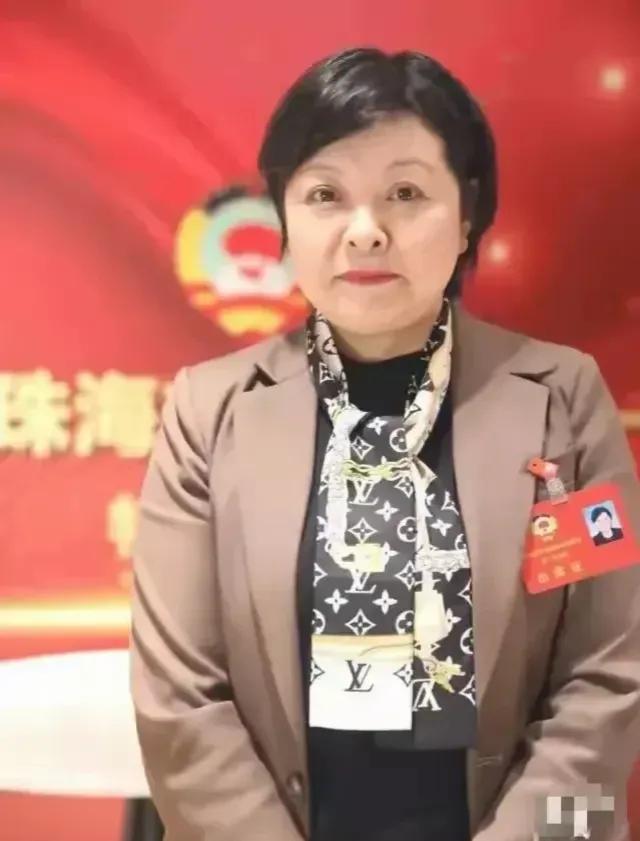 没想到啊！54岁的女局长，居然栽在一块丝巾上！这可是晚节不保啊！居然翻车在一块丝
