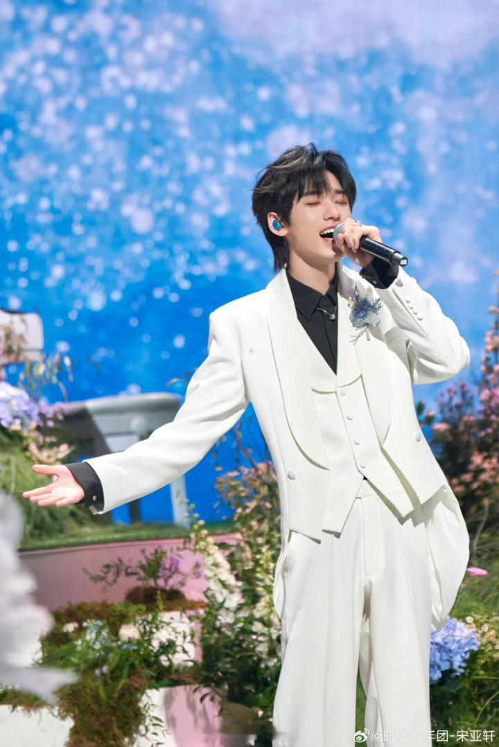 网传贺峻霖给宋亚轩的音综当主持 这种看着熟人装大人在工作的样子……贺峻霖一本正经