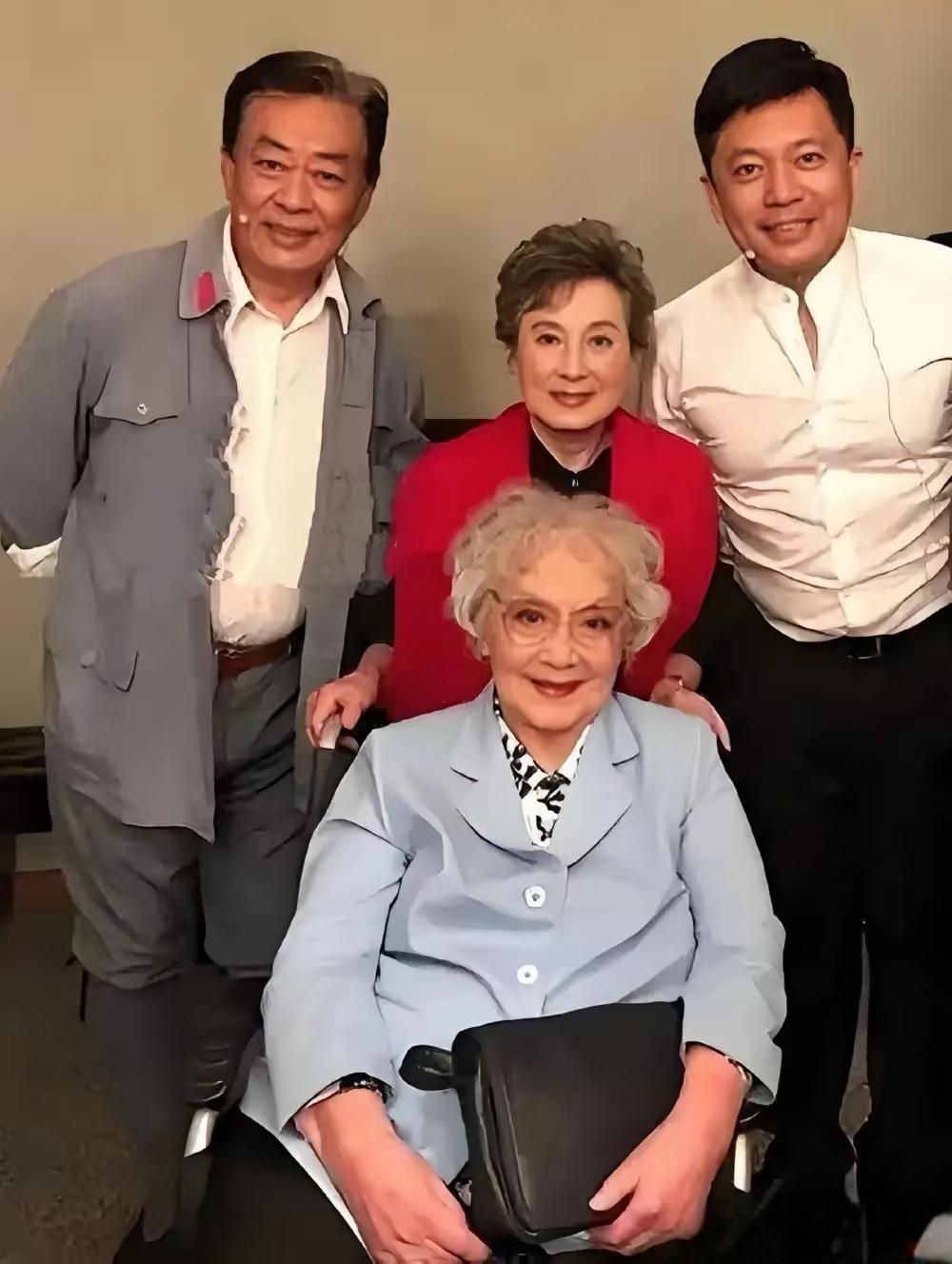 一眼望去全是老戏骨，是刻在记忆里的面孔。岁月虽染白了头发，风采依旧，经典永远不会