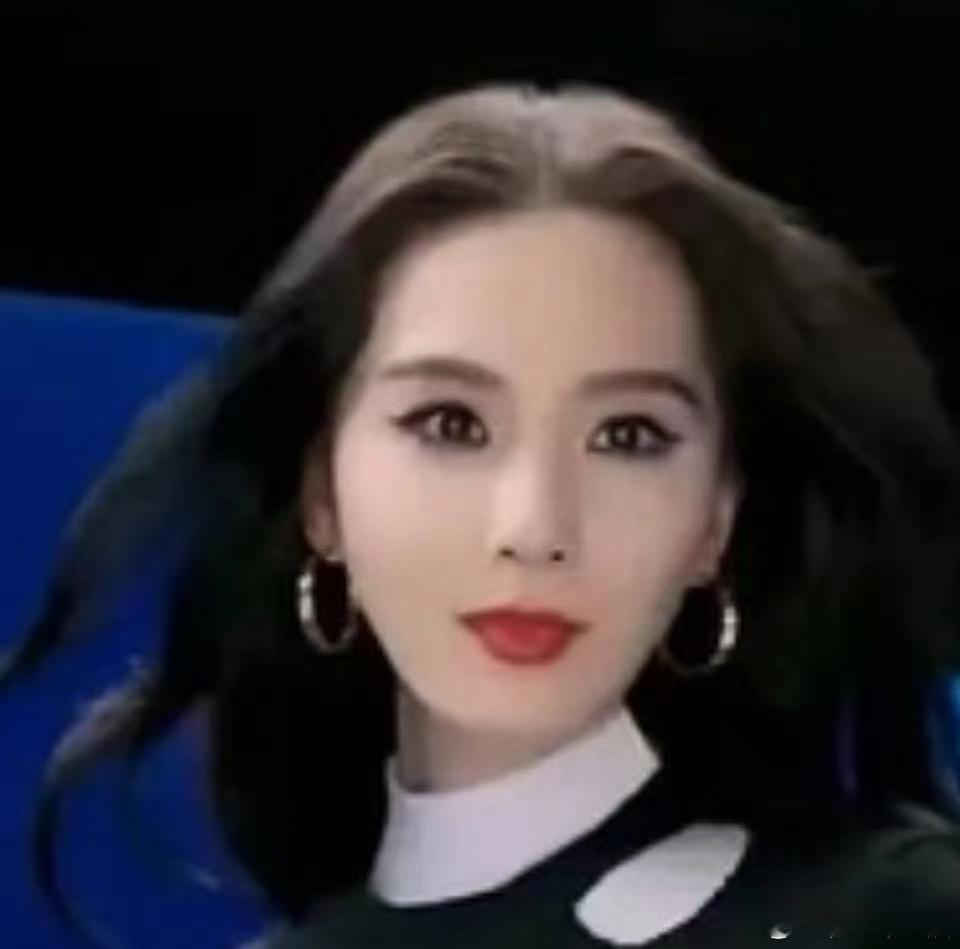 刘诗诗这个造型也太难评了，不仅妆容虐，而且颅顶也是真的塌 ​​​