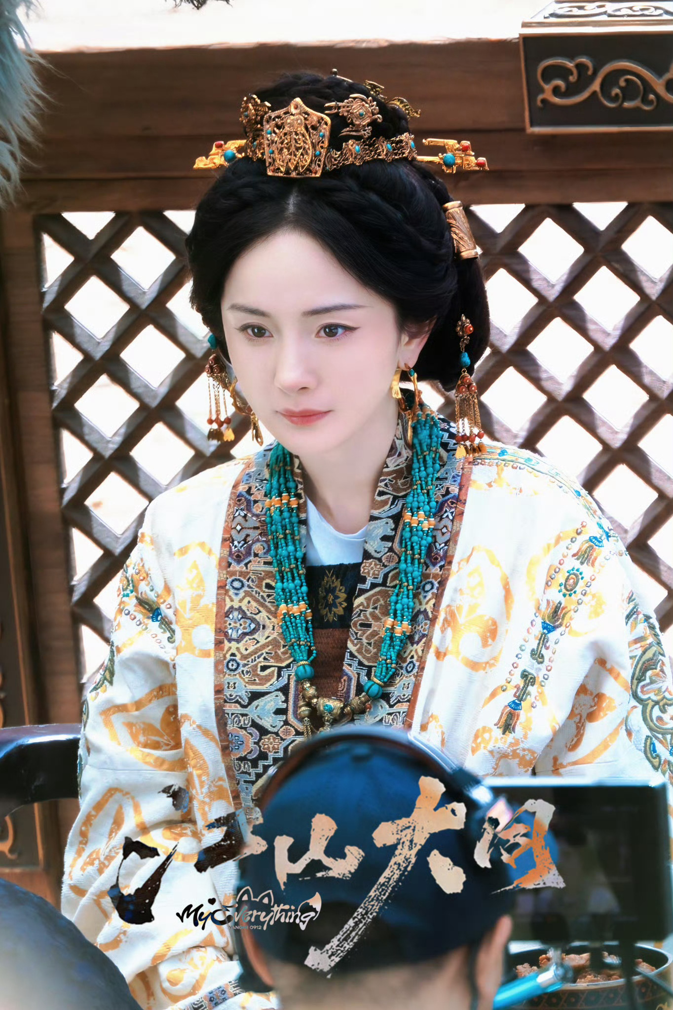 杨幂冯太后盘发造型路透 这两天的冯太后，完全沉浸在冯湮儿的月牙笑和美萌美萌里～ 