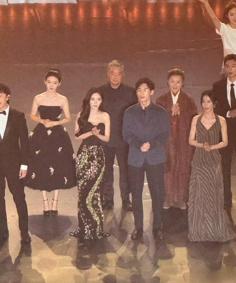 看周雨彤和章若楠的这个同框，我是真不信俩人是所谓的“好朋友”。
对周雨彤没恶意，