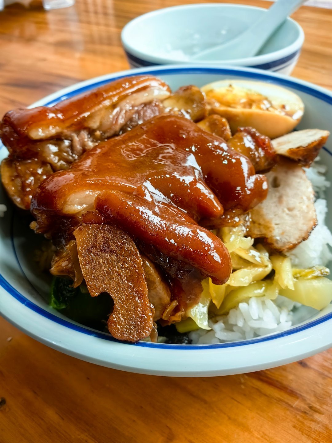 *在路上*隆江猪脚饭。四点金，就是猪蹄上面的部分，小哥介绍。哇，太赞了，软糯入味