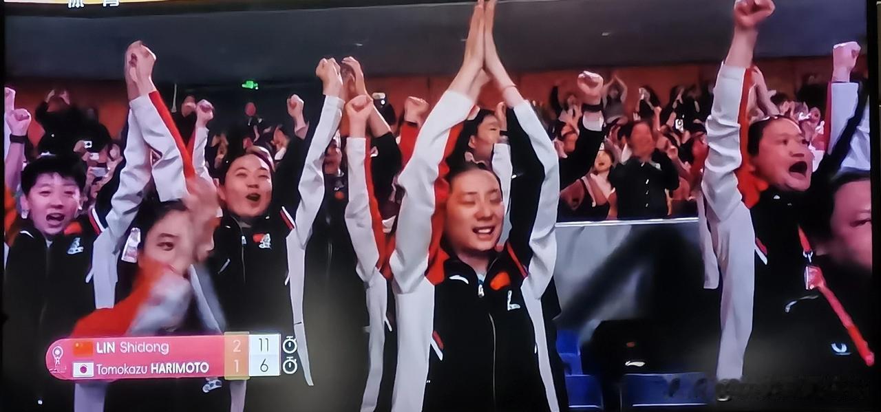 瞧这一家子！第一张照片是两男三女，第二张照片是两女三男，都是陈熠领衔。她们在为莎