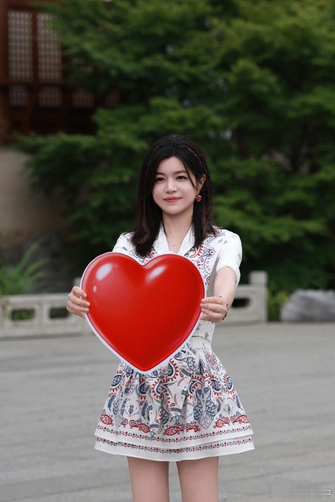 线下听歌模式开启，陈妍希现身歌手录制现场，期待舞台带来更多惊喜瞬间陈妍希去看歌手