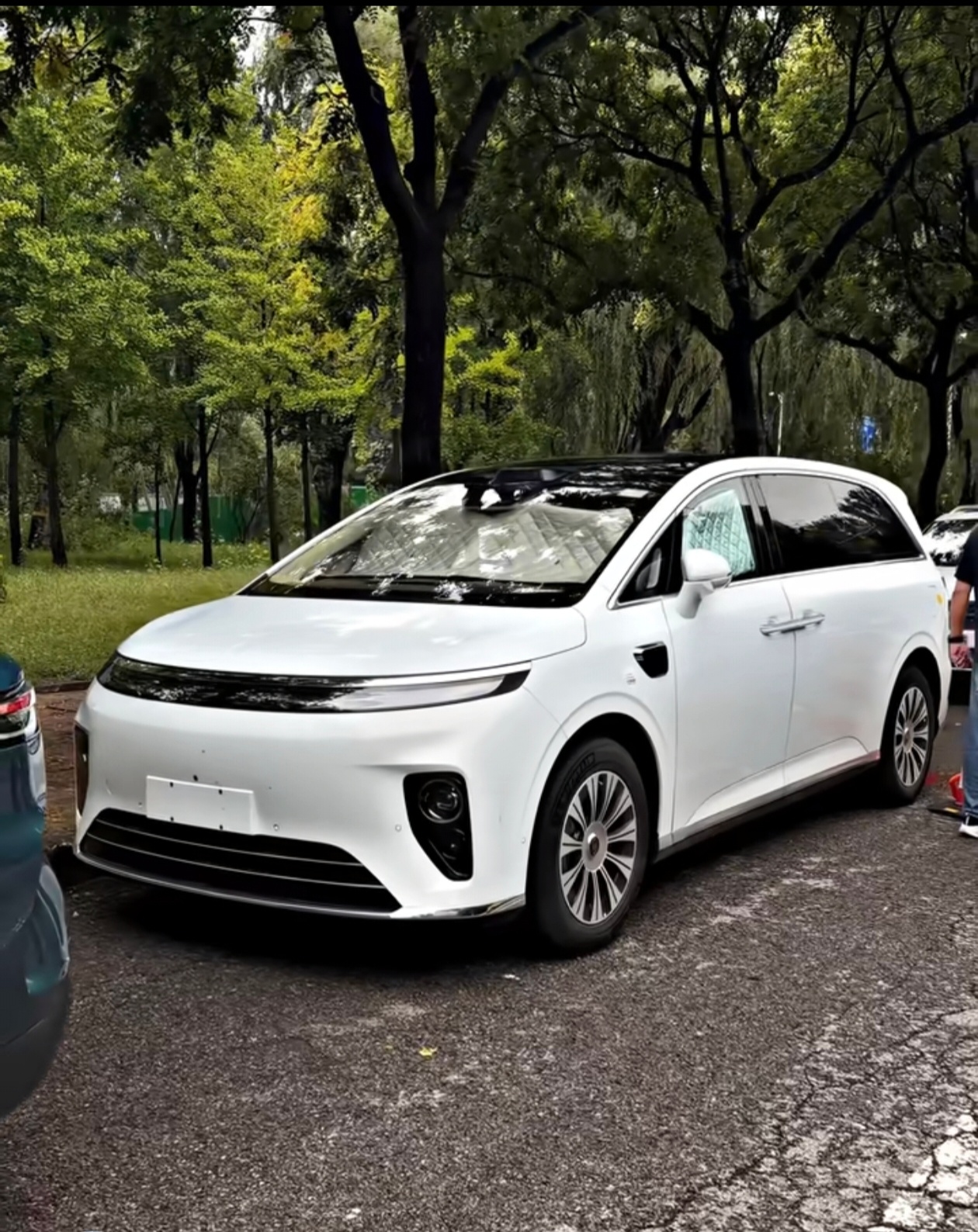 上路实拍享界V8！！这个颜值行吗？是不是还挺清新的[哈哈][哈哈]享界V8将于9