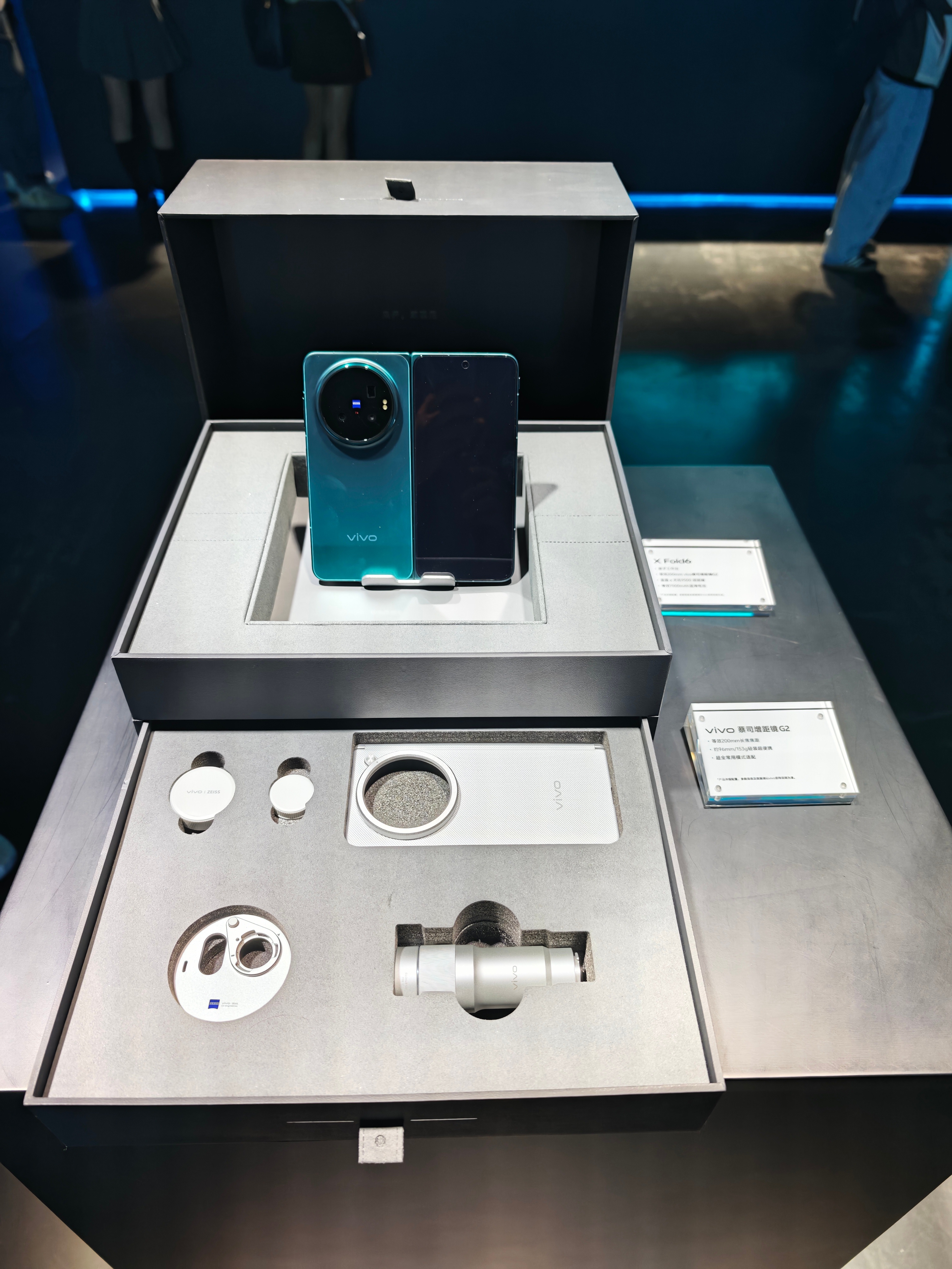 今晚vivo x fold6 发布会在艺术中心举办的，非常有格调，大屏幕上放着朱
