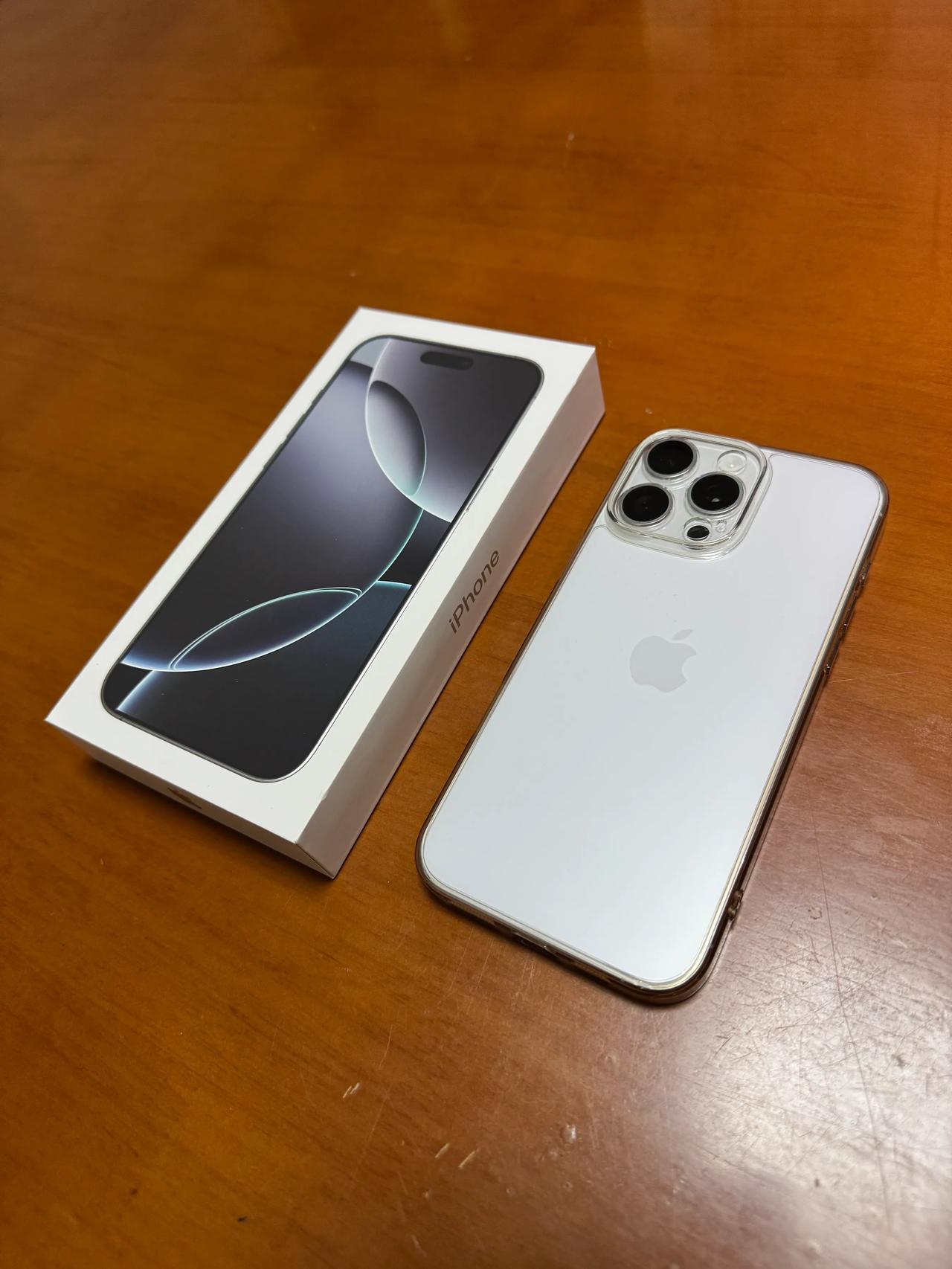 iPhone 16 Pro Max 白色真是越看越好看！