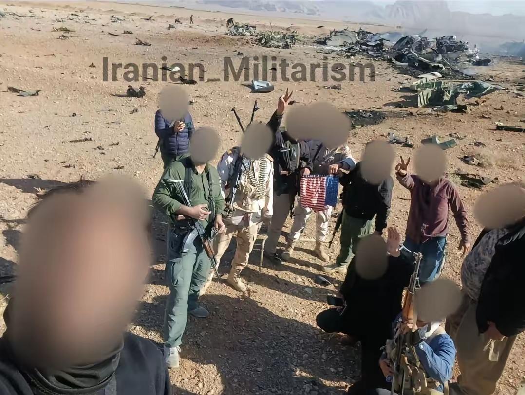 漂亮国在波斯真的“把裤衩都输没了”？C-130运输机被炸毁现场，波斯武装人员从残