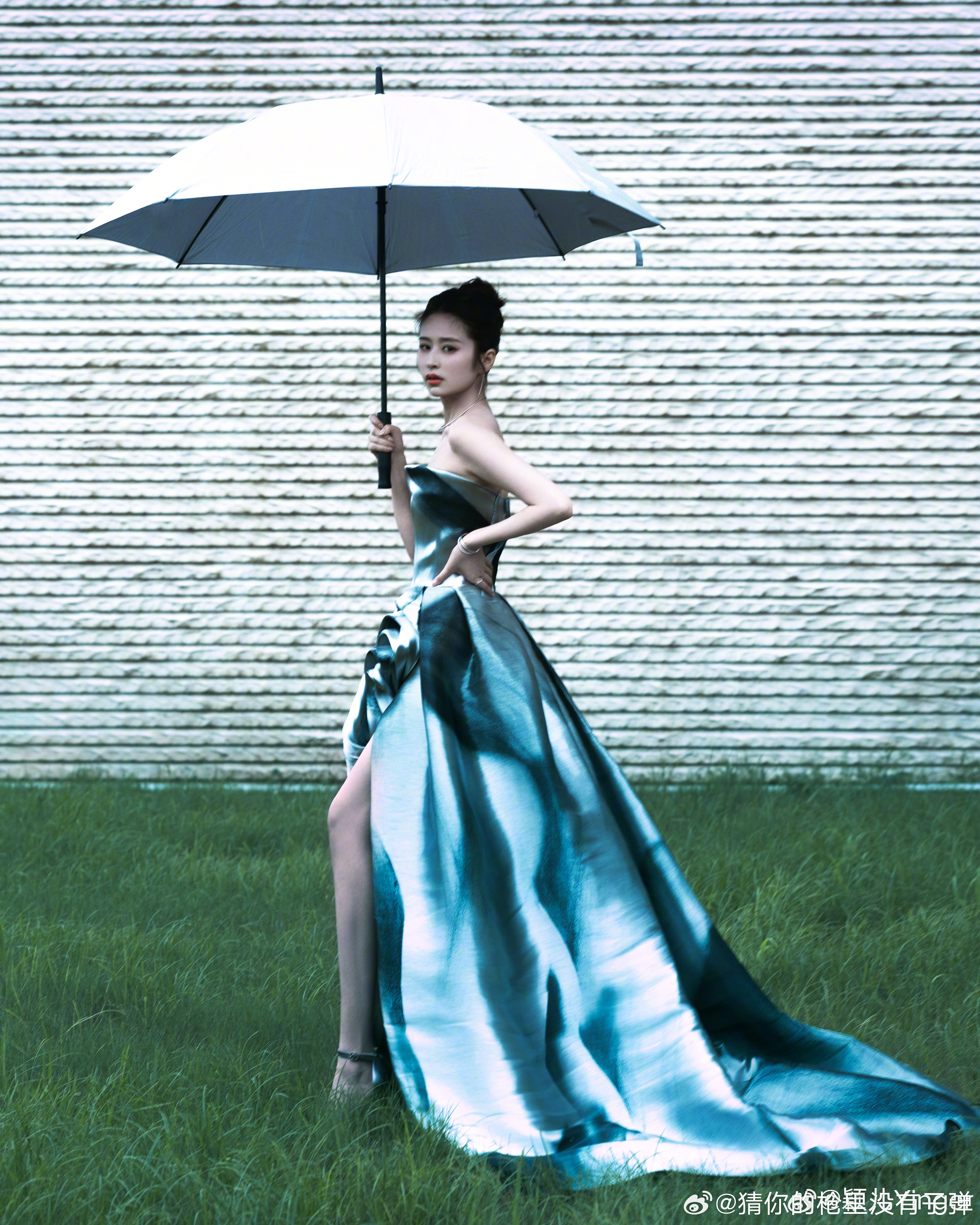 #颖儿水墨裙好A#  水墨裙的优美线条在颖儿身上得到了完美展现，A 感十足。 ​