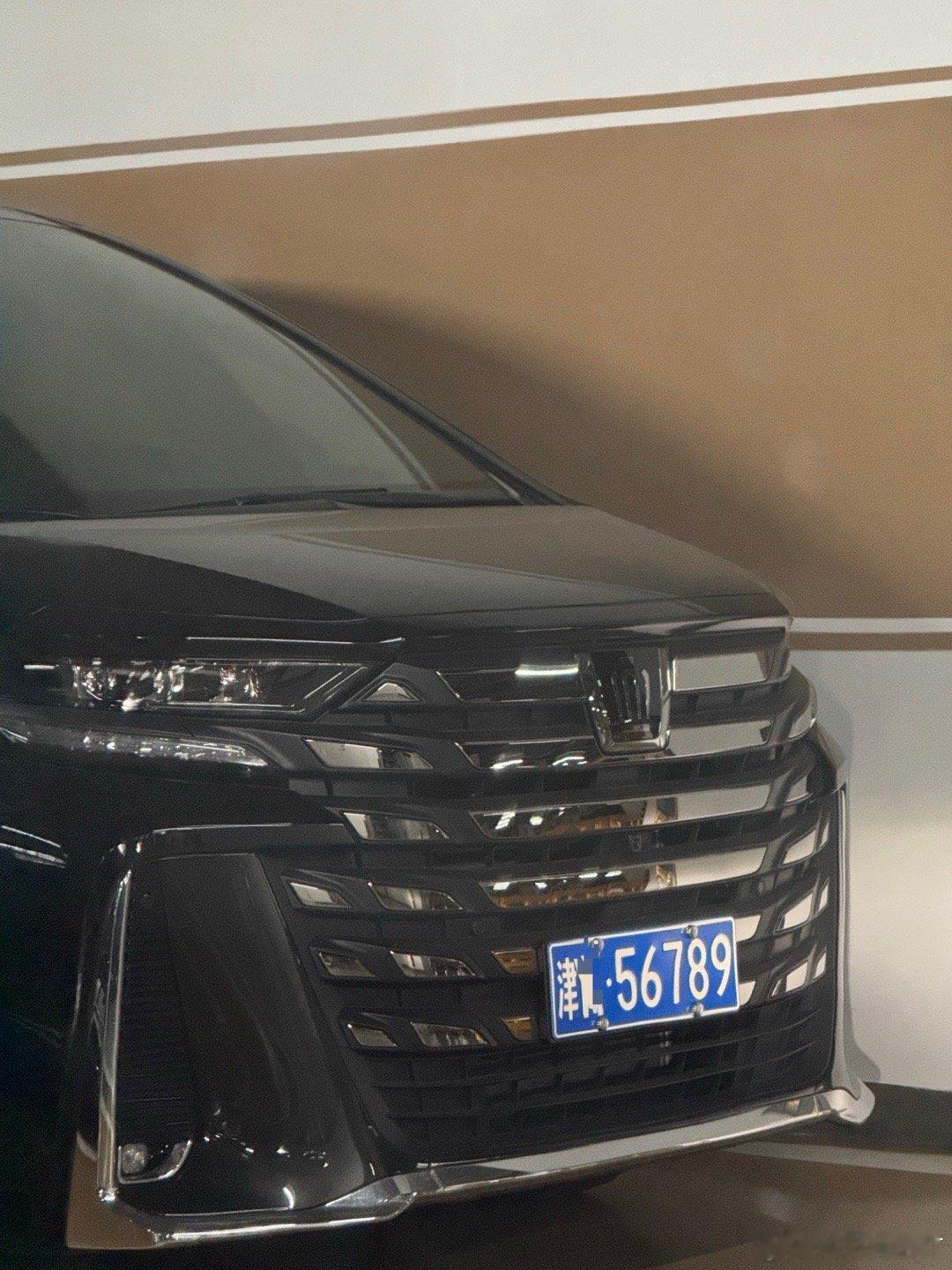天津大哥的车这俩还挨着停[doge]全民拍车  ​​​