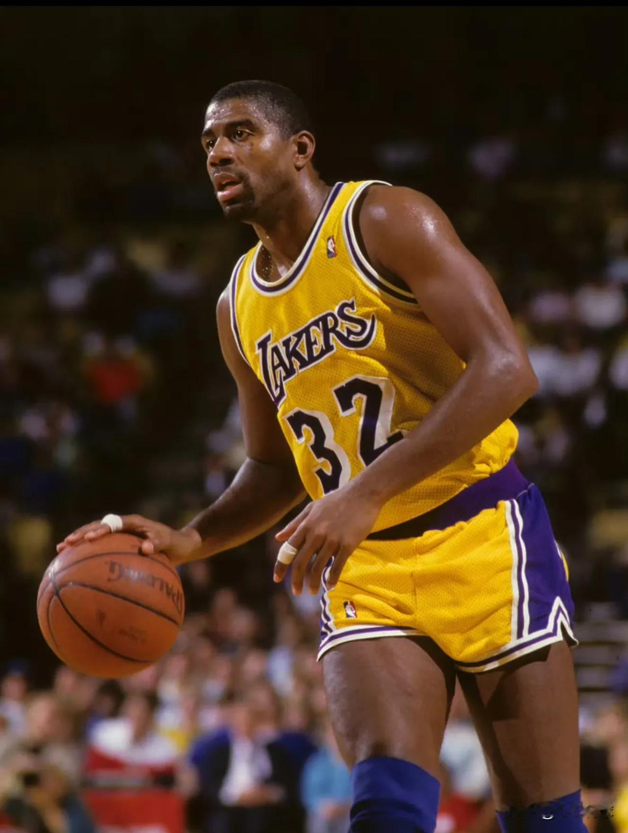 没想到NBA有这么多大牌球星穿过32号球衣，盘点穿过32号球衣的十大球星：

1
