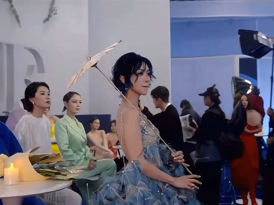 薛凯琪回眸好美薛凯琪快看看镜头吧雨丝加上伞面，刚好烘托氛围，她转头回眸的那一刻，