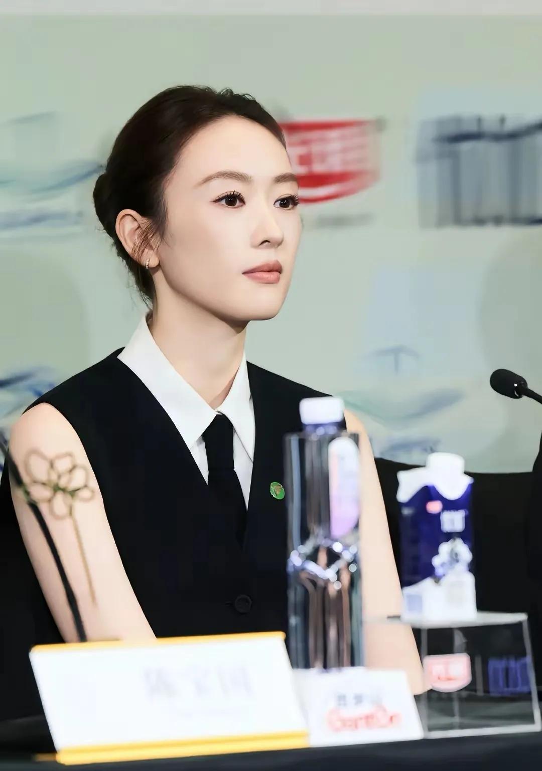 童谣给杨紫和刘亦菲当评委能理解，但是给宋佳和马伊琍当评委，一整个无法理解。

去