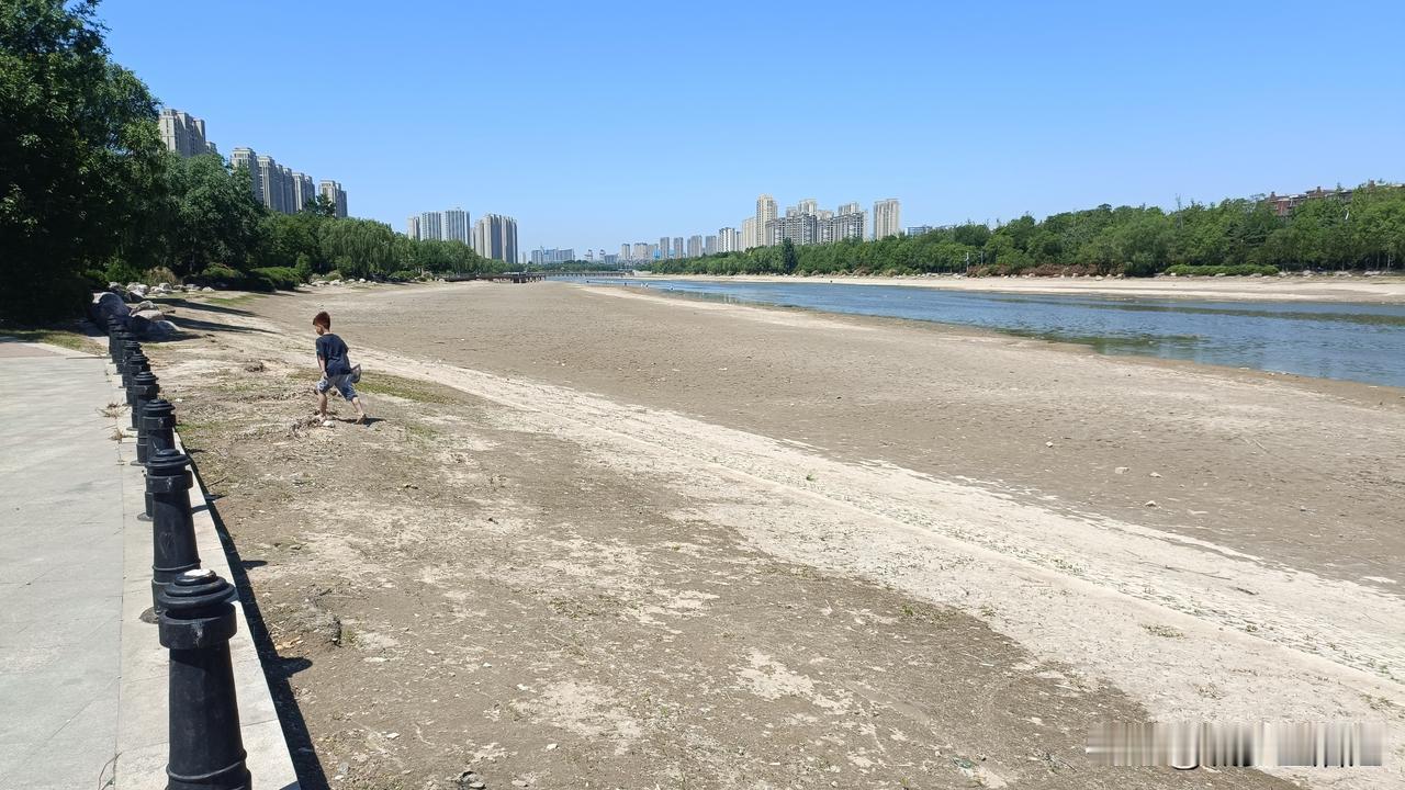 雨季来临，贾鲁河郑州段说没水就没水了，好像河水呼之即来挥之即去，河道管理就像大禹
