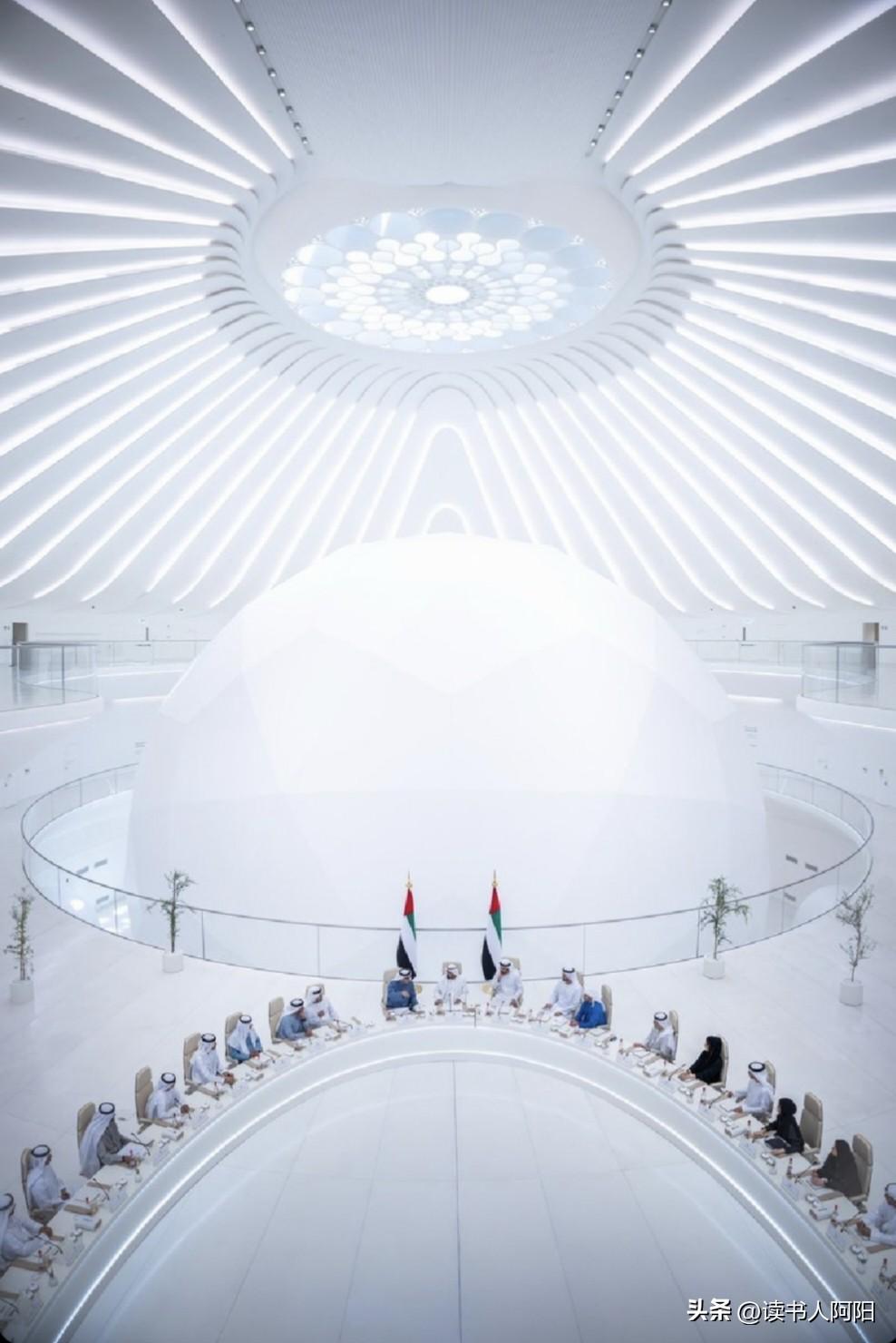 阿联酋有多土豪，不只是送川普一架飞机，看看他们的内阁会议的内部吧！
充满了未来感