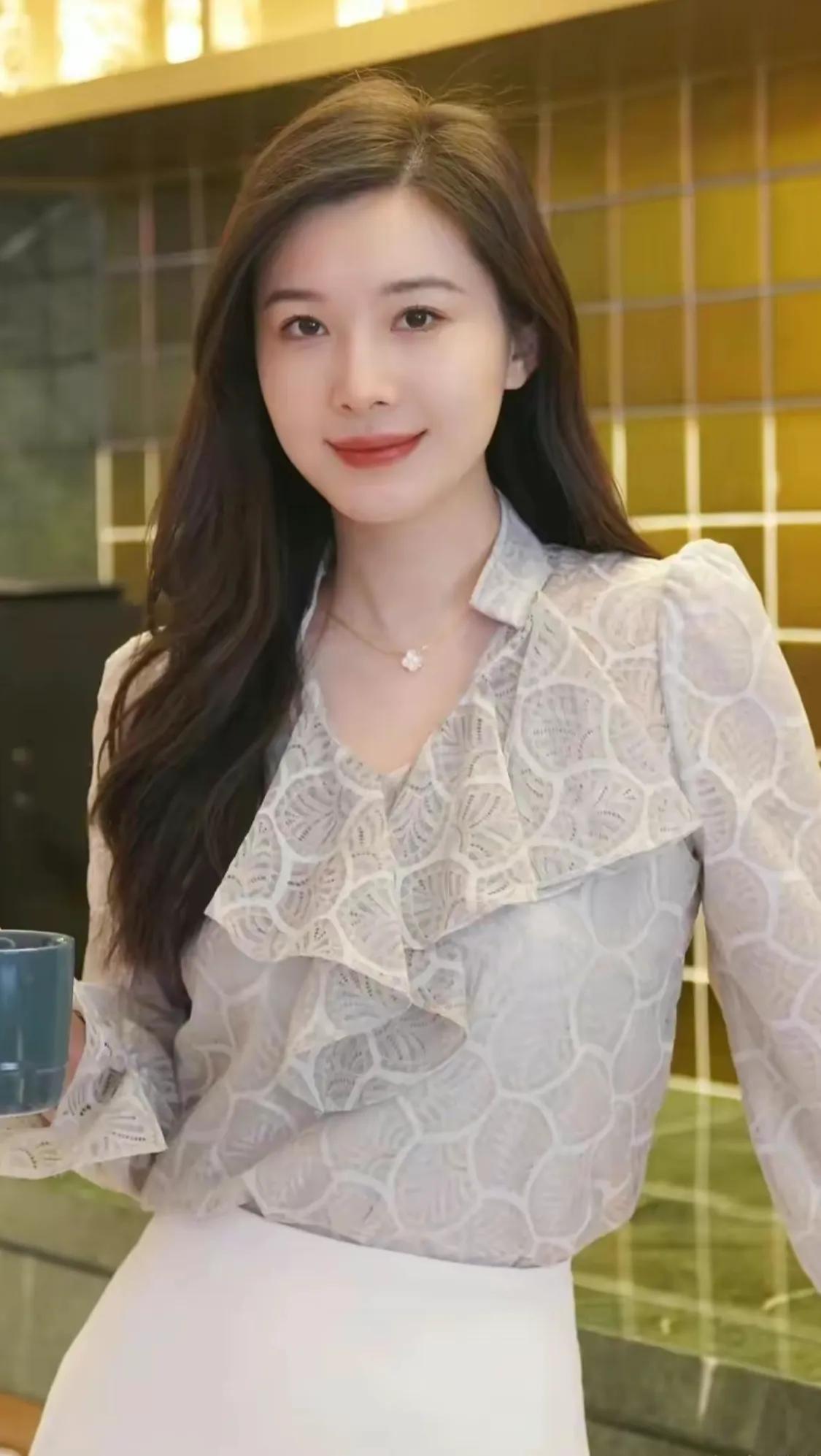习惯了无聊时发个头条，不用去打扰谁，不用去和谁聊天，也不用去敷衍谁。
总有一段文
