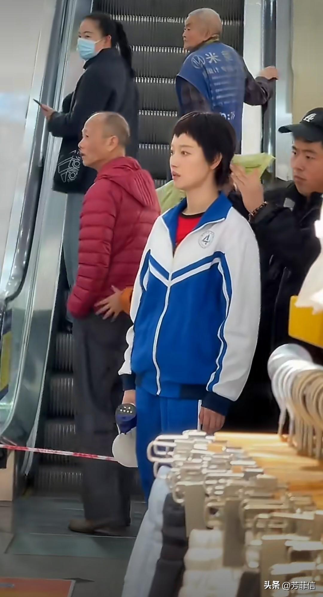 在其她85花演古偶都会被骂老的年龄，这边倪妮偷偷演上了学生……
倪妮，出生于19