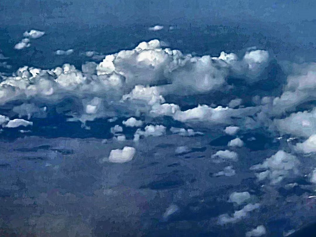 旅行[超话]【云端之上的生命礼赞】🌄万米高空下，雪峰如银剑刺破云海桎梏，在翻滚