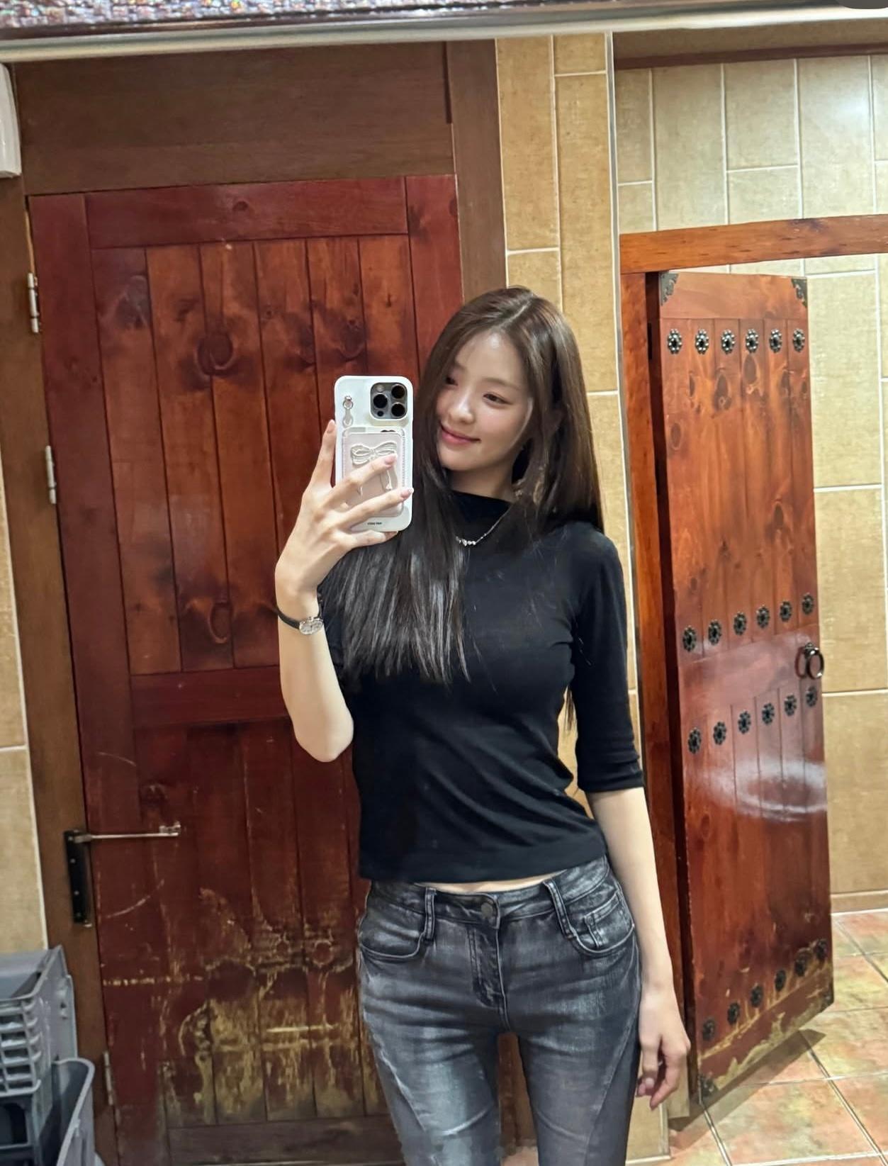 穿搭分享 连续更新第2681天韩国时尚女生日常搭配大长腿搭配韩系穿搭超能新星汇新