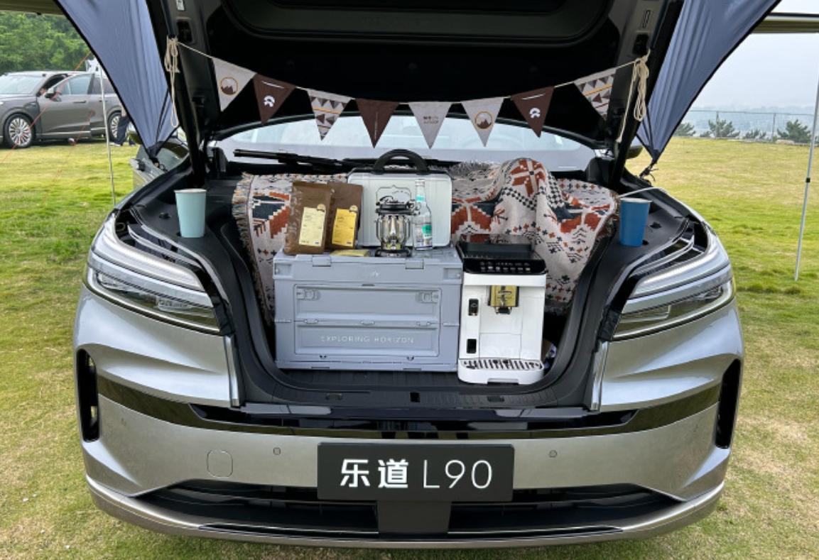 如果你打开了乐道L90的前备厢那么我建议大家可以抬头看下乐道L90前备厢上方有个