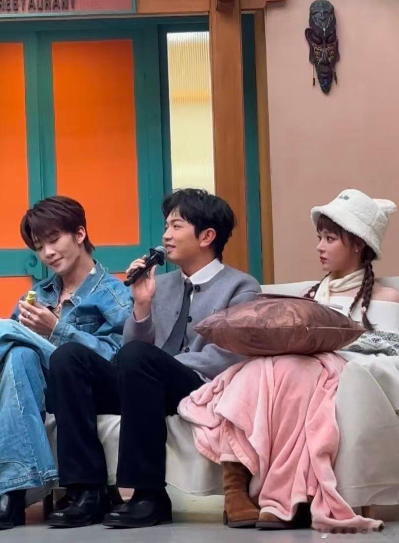 颜人中的梗也太好嗑了！自曝今年春晚目标4秒，比去年多一秒就是进步，可爱又真实，希