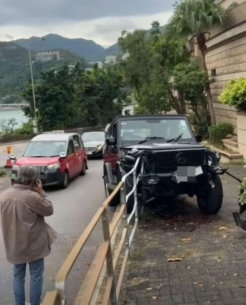 陈导的车好像是2004款奔驰G500双门四座软顶敞篷版，特别稀有了吧。 