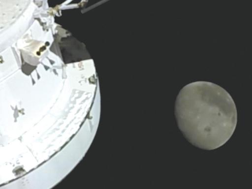 憋了54年，美国载人绕月总算回来了，飞得比子弹还快冲回地球，还失联6分钟超吓人，