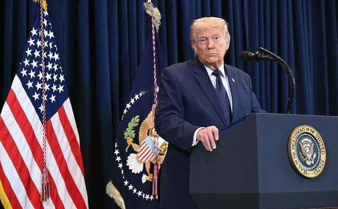 2026年的霍尔木兹海峡，成为美国霸权衰落的试金石，这场非常规战争中，伊朗以一地