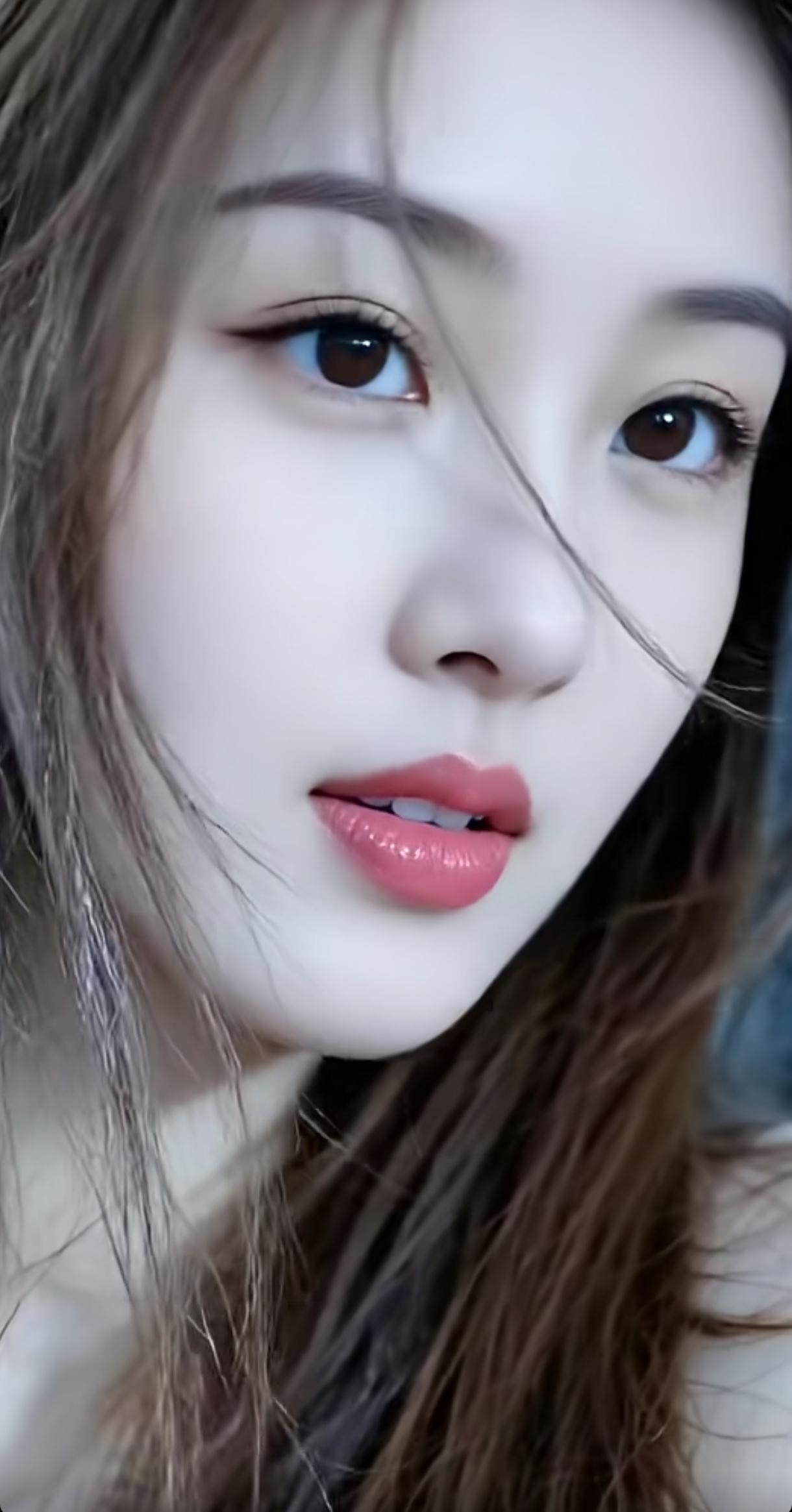 温柔甜美的少女，粉嫩的唇色，精致的妆容，散发着迷人的魅力。分享一张最近随手拍的照