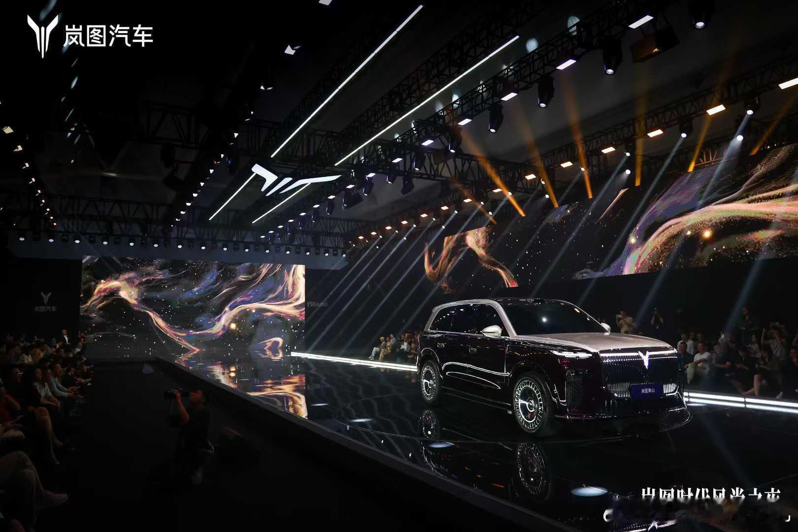 岚图新时代三旗舰同台首秀岚图在上海办了一场时尚大秀，当然，主角是自家的三台旗舰，