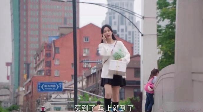 承欢记，女主一手西瓜一手蛋糕，如果道具都是真的，能提得动吗？ ​​​